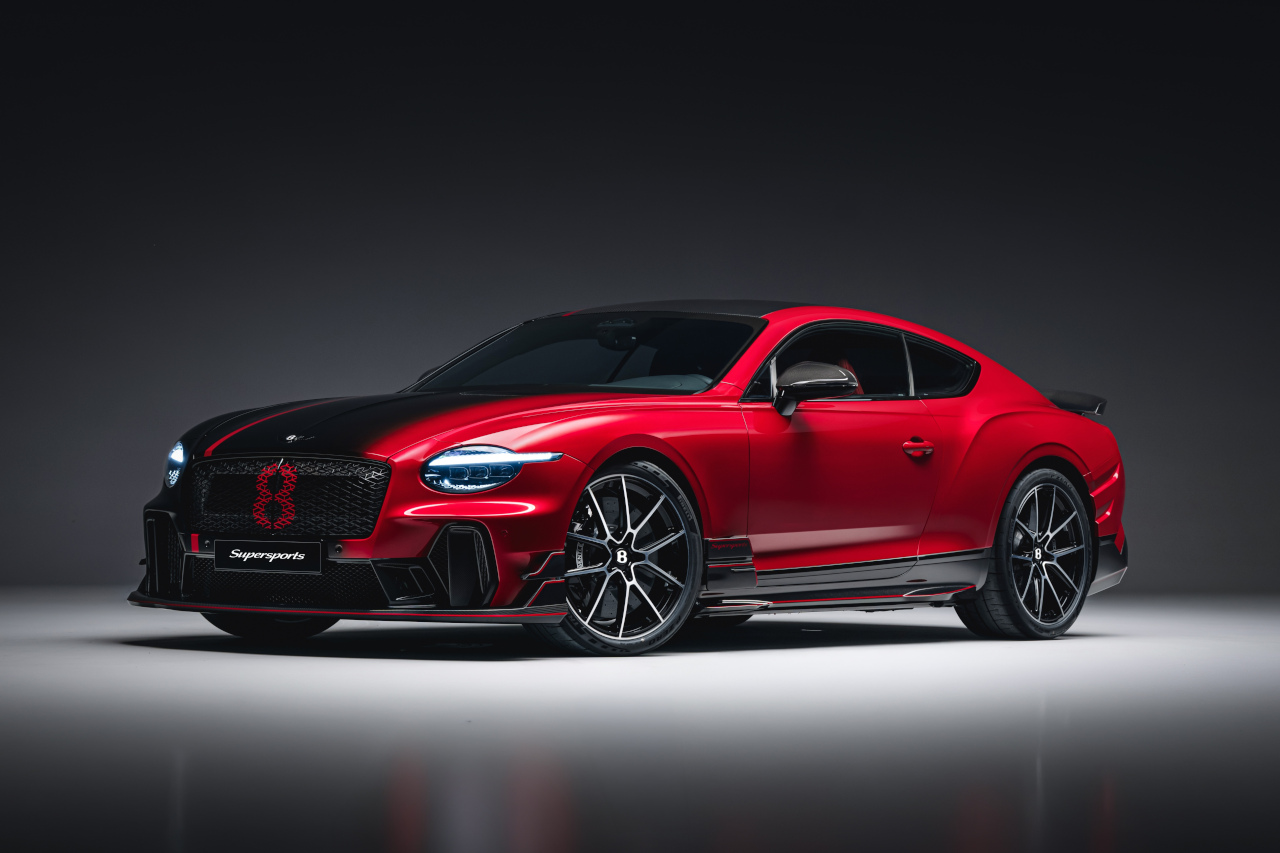 ベントレー、新型スーパースポーツに左右非対称カラーの特別仕様を追加。ドライバー志向のデザインテーマ