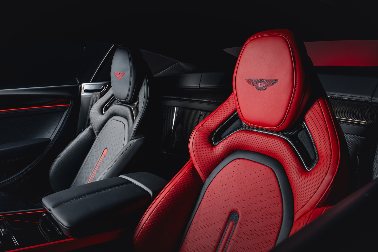 ベントレー、新型スーパースポーツに左右非対称カラーの特別仕様を追加。ドライバー志向のデザインテーマ