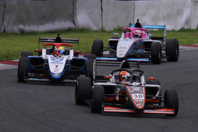 KYOJOフォーミュラ初のスタンディングスタートが第2戦で採用。三浦愛と斎藤愛未の師弟コンビが優勝飾る