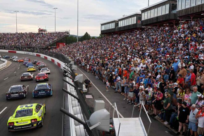 自身キャリア最多の323周をリード、ジョーイ・ロガーノがフォード完全勝利を祝福／NASCAR第21戦