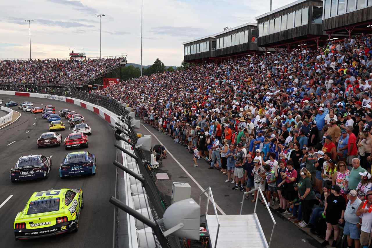自身キャリア最多の323周をリード、ジョーイ・ロガーノがフォード完全勝利を祝福／NASCAR第21戦