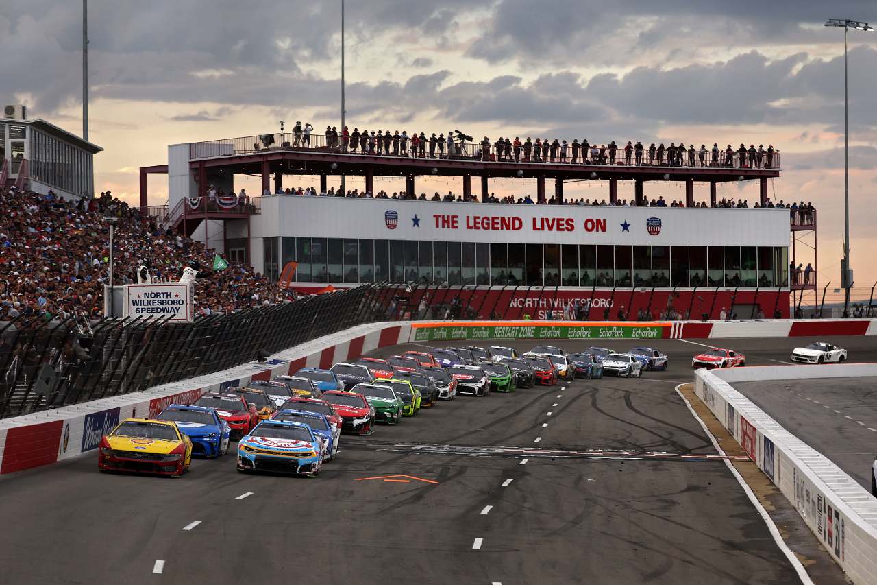 自身キャリア最多の323周をリード、ジョーイ・ロガーノがフォード完全勝利を祝福／NASCAR第21戦