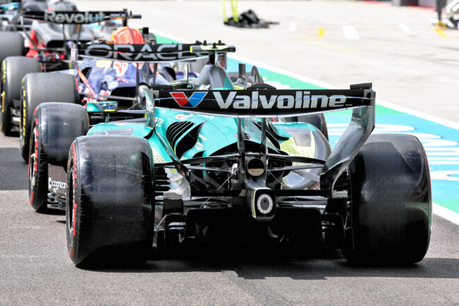 FP1でアップデートマシンを操るフェルナンド・アロンソ（アストンマーティン）／リヤ