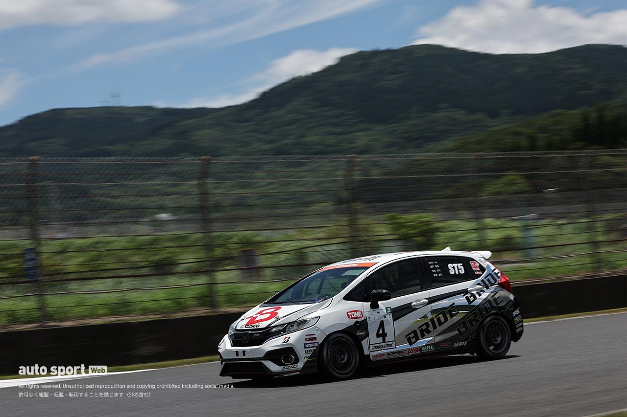 スーパー耐久第5戦オートポリスはトラブル多発のサバイバルに。TKRI松永建設AMG GT3が今季2勝目を飾る