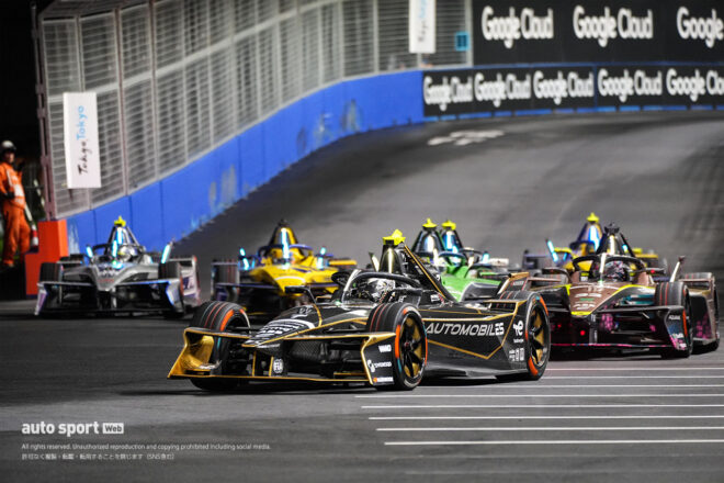 最終盤で多重クラッシュ発生。残り1周の超スプリントレースをデ・フリースが制して今季2勝目／フォーミュラE第15戦決勝レポート