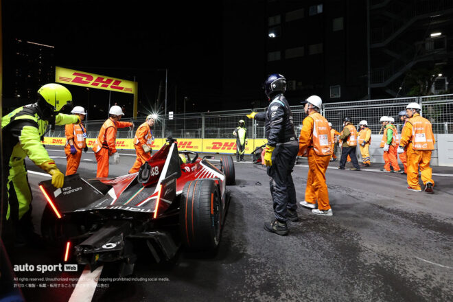 最終盤で多重クラッシュ発生。残り1周の超スプリントレースをデ・フリースが制して今季2勝目／フォーミュラE第15戦決勝レポート