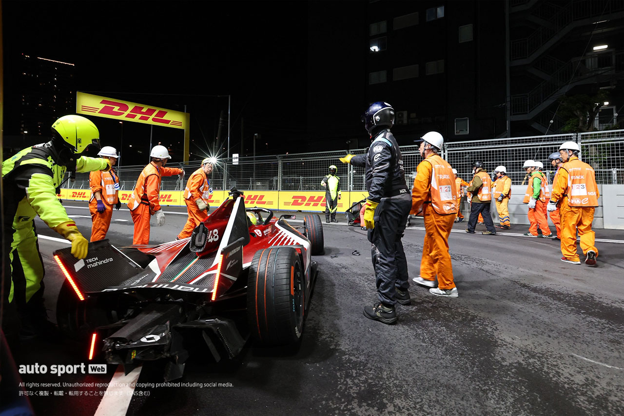 最終盤で多重クラッシュ発生。残り1周の超スプリントレースをデ・フリースが制して今季2勝目／フォーミュラE第15戦決勝レポート