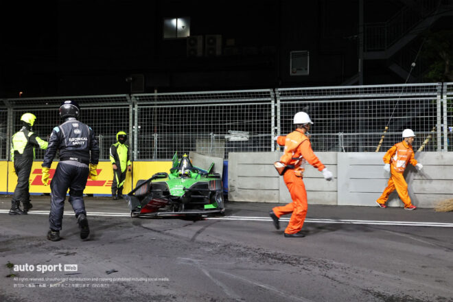 最終盤で多重クラッシュ発生。残り1周の超スプリントレースをデ・フリースが制して今季2勝目／フォーミュラE第15戦決勝レポート
