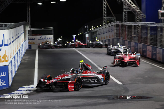 最終盤で多重クラッシュ発生。残り1周の超スプリントレースをデ・フリースが制して今季2勝目／フォーミュラE第15戦決勝レポート
