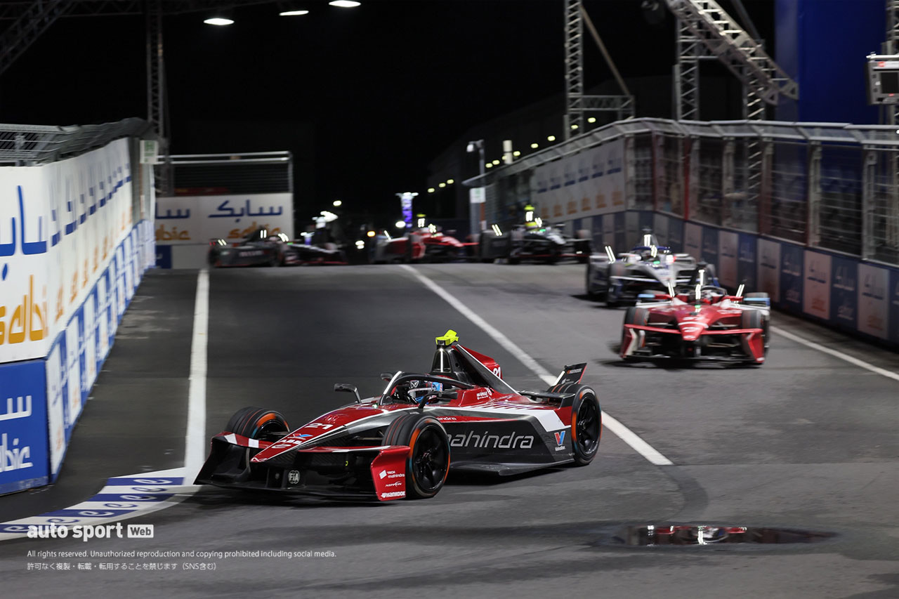 最終盤で多重クラッシュ発生。残り1周の超スプリントレースをデ・フリースが制して今季2勝目／フォーミュラE第15戦決勝レポート
