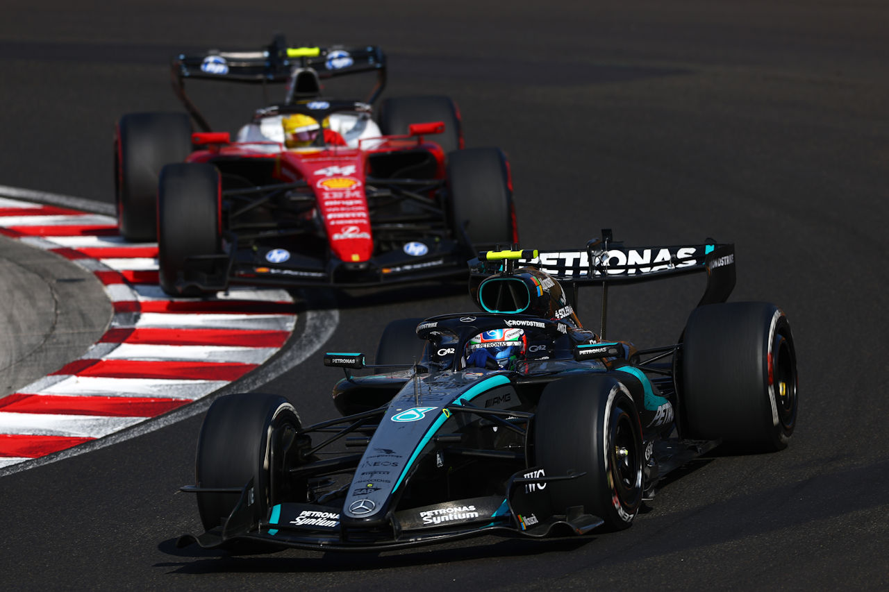 アンドレア・キミ・アントネッリ（メルセデス）とルイス・ハミルトン（フェラーリ）
