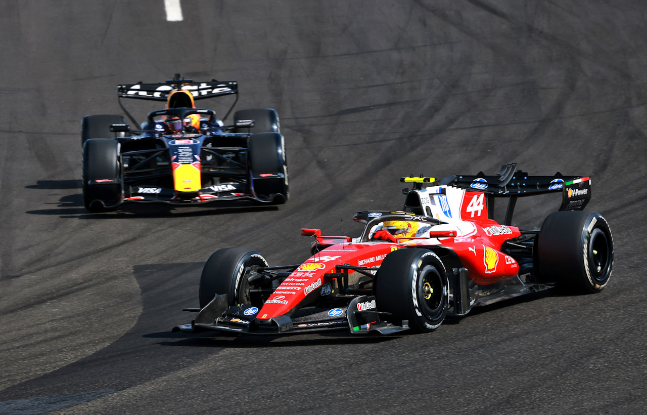 ルイス・ハミルトン（フェラーリ）とマックス・フェルスタッペン（レッドブル）