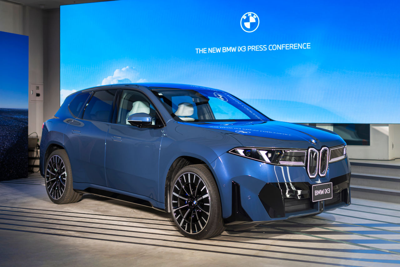 BMW、次世代コンセプトの第一弾『iX3』を発売。発表会にサッカー日本代表の中村敬斗が登場