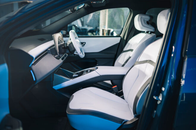 BMW、次世代コンセプトの第一弾『iX3』を発売。発表会にサッカー日本代表の中村敬斗が登場