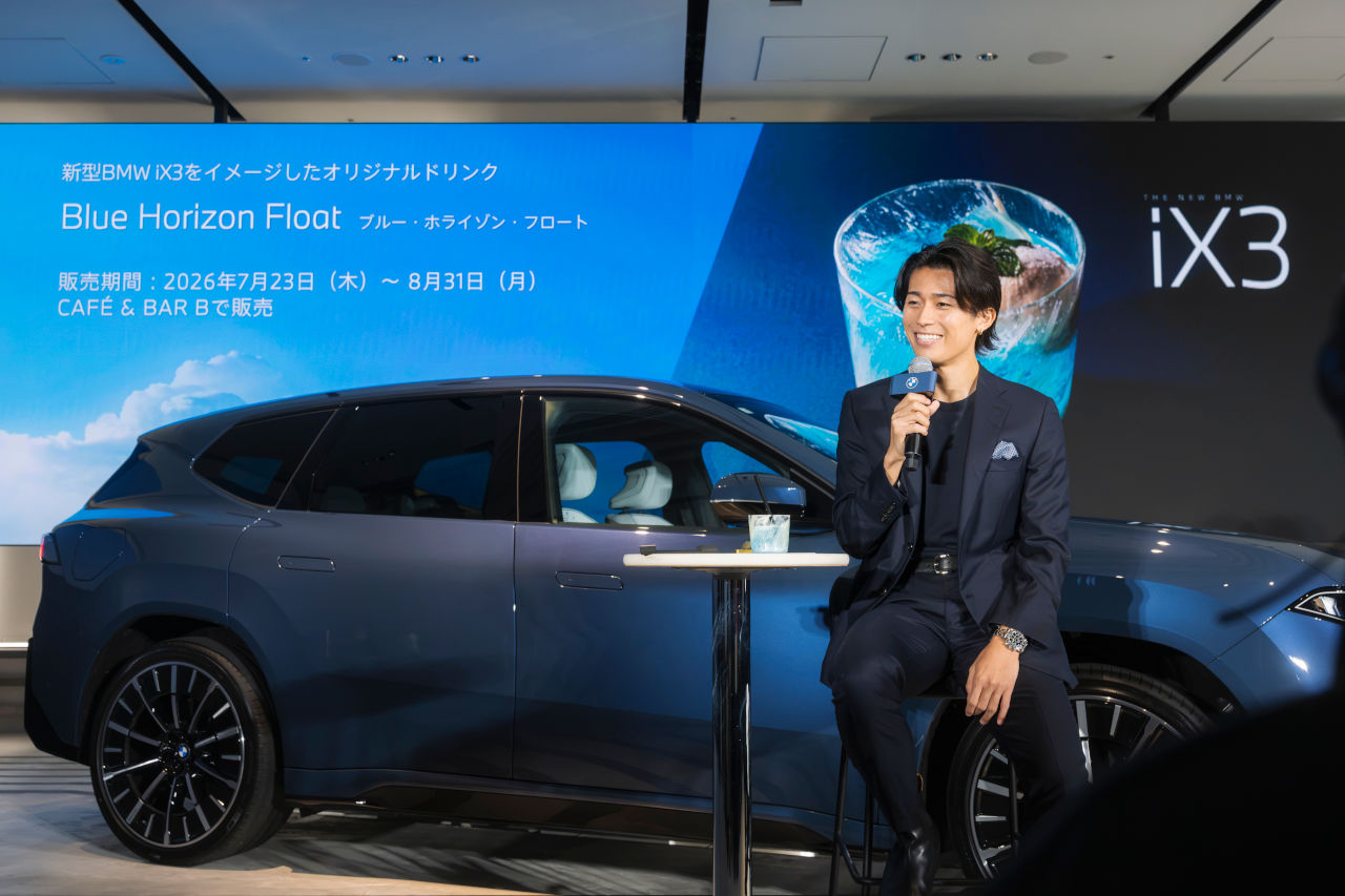 BMW、次世代コンセプトの第一弾『iX3』を発売。発表会にサッカー日本代表の中村敬斗が登場