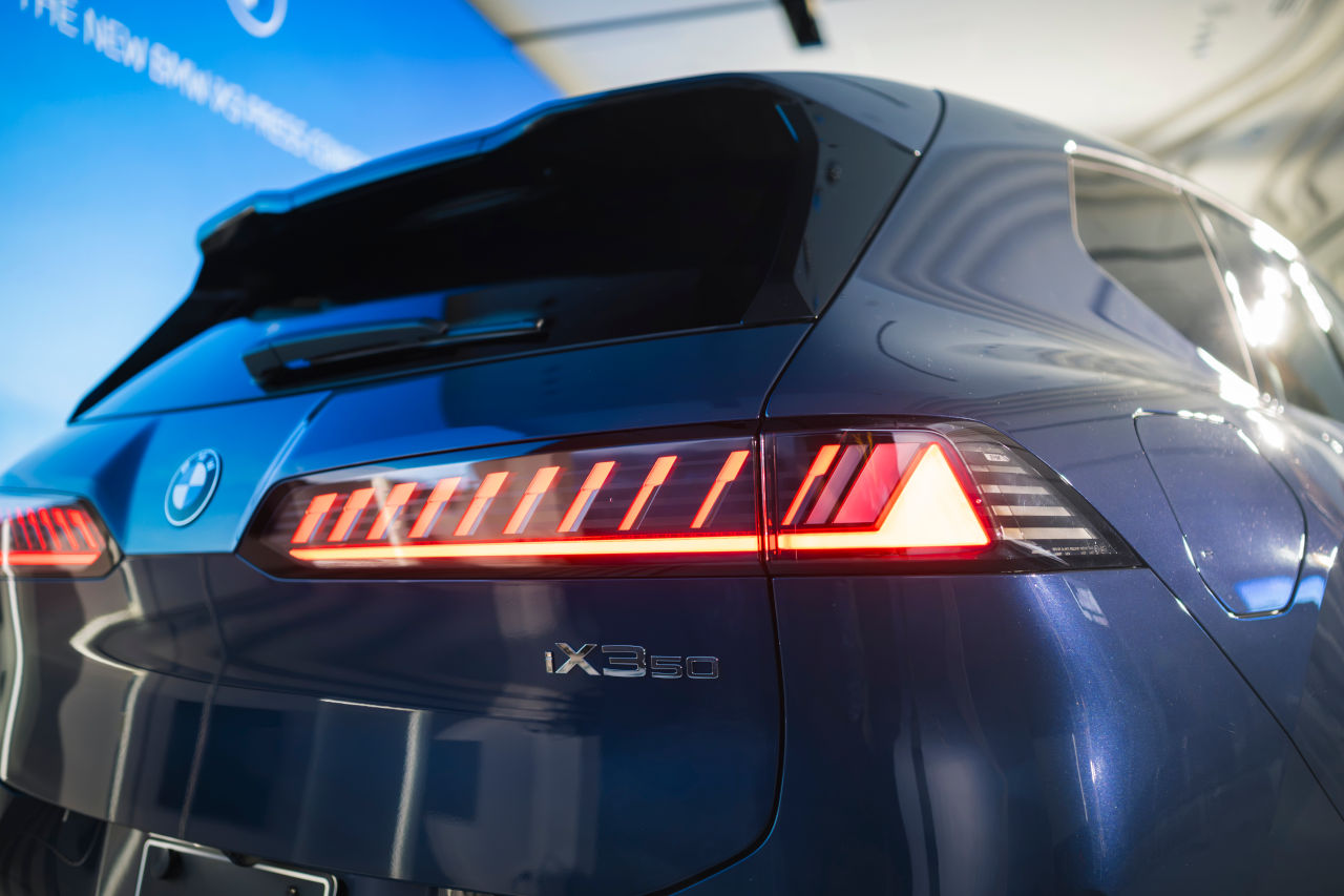 BMW、次世代コンセプトの第一弾『iX3』を発売。発表会にサッカー日本代表の中村敬斗が登場