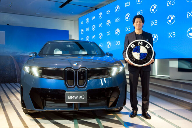 BMW、次世代コンセプトの第一弾『iX3』を発売。発表会にサッカー日本代表の中村敬斗が登場