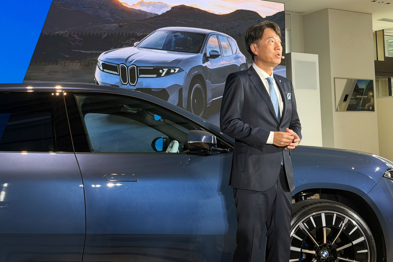 BMW、次世代コンセプトの第一弾『iX3』を発売。発表会にサッカー日本代表の中村敬斗が登場
