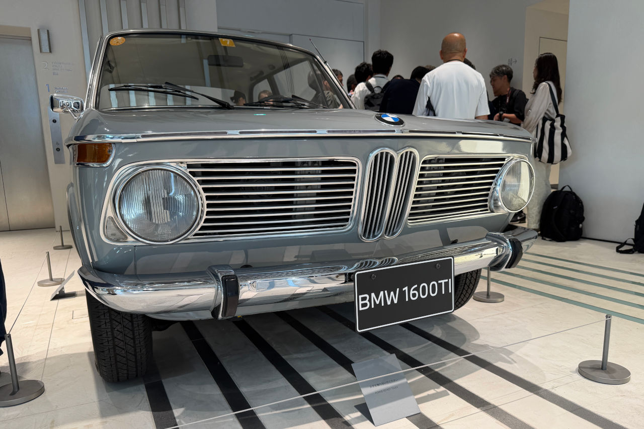 BMW、次世代コンセプトの第一弾『iX3』を発売。発表会にサッカー日本代表の中村敬斗が登場