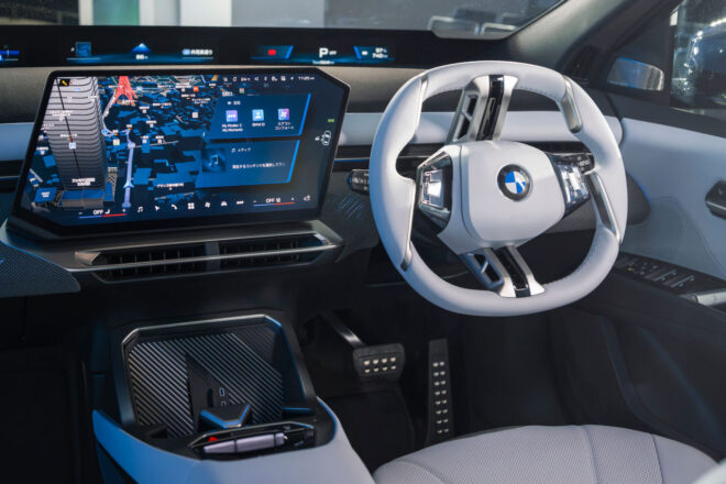 BMW、次世代コンセプトの第一弾『iX3』を発売。発表会にサッカー日本代表の中村敬斗が登場