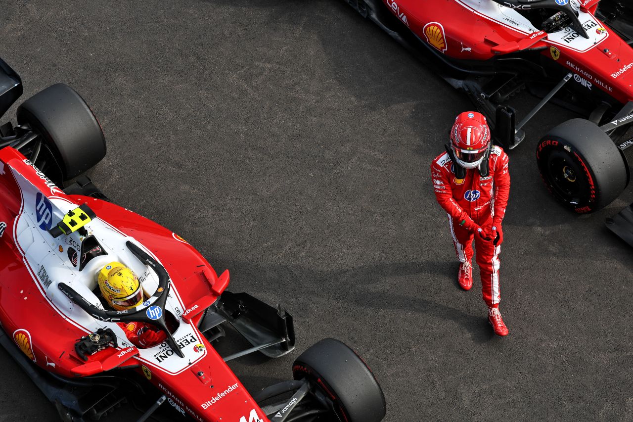 予選後のパルクフェルメでのルイス・ハミルトンとシャルル・ルクレール
