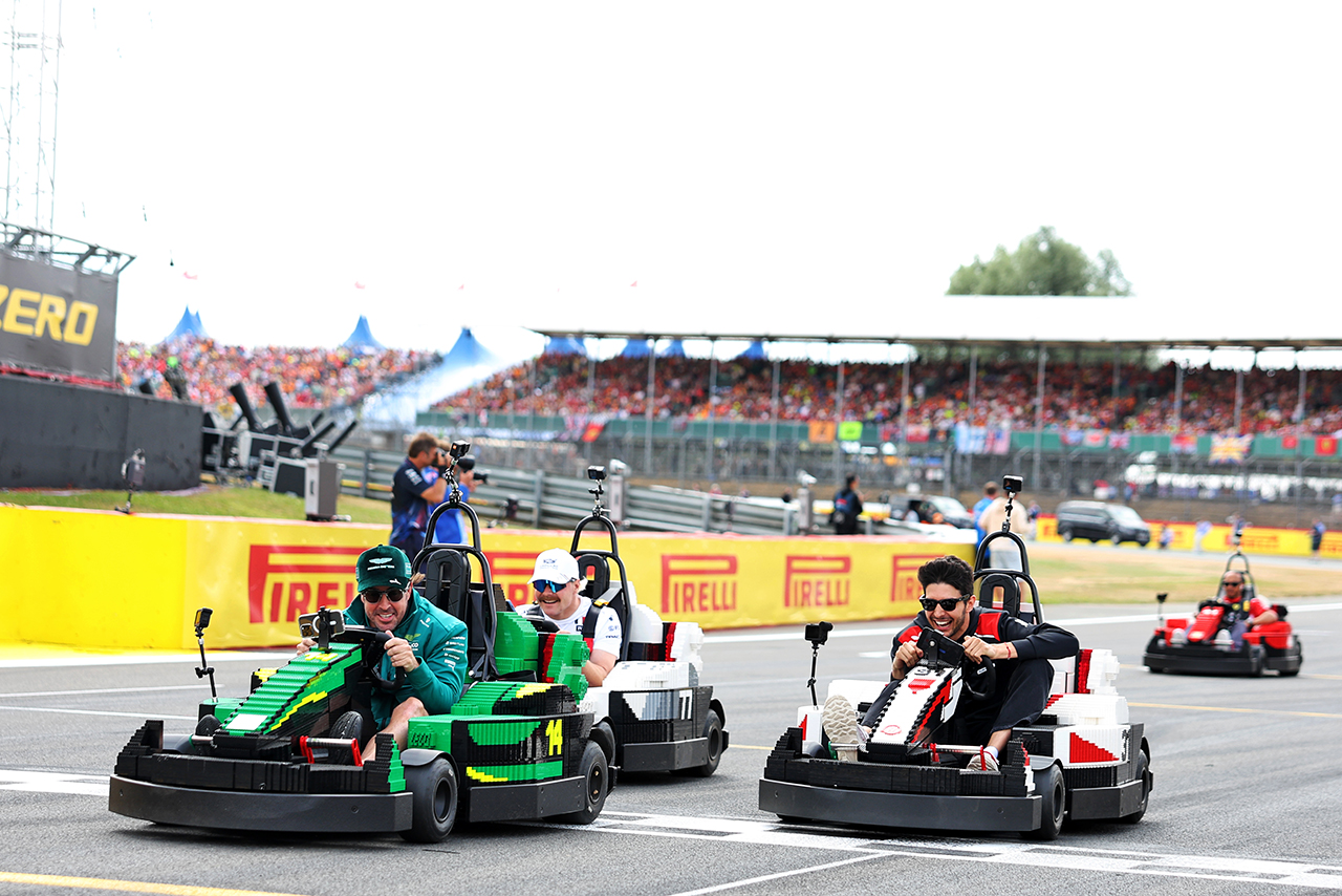 2026年F1第9戦イギリスGPで行われたレゴ製カートによるドライバーズパレード