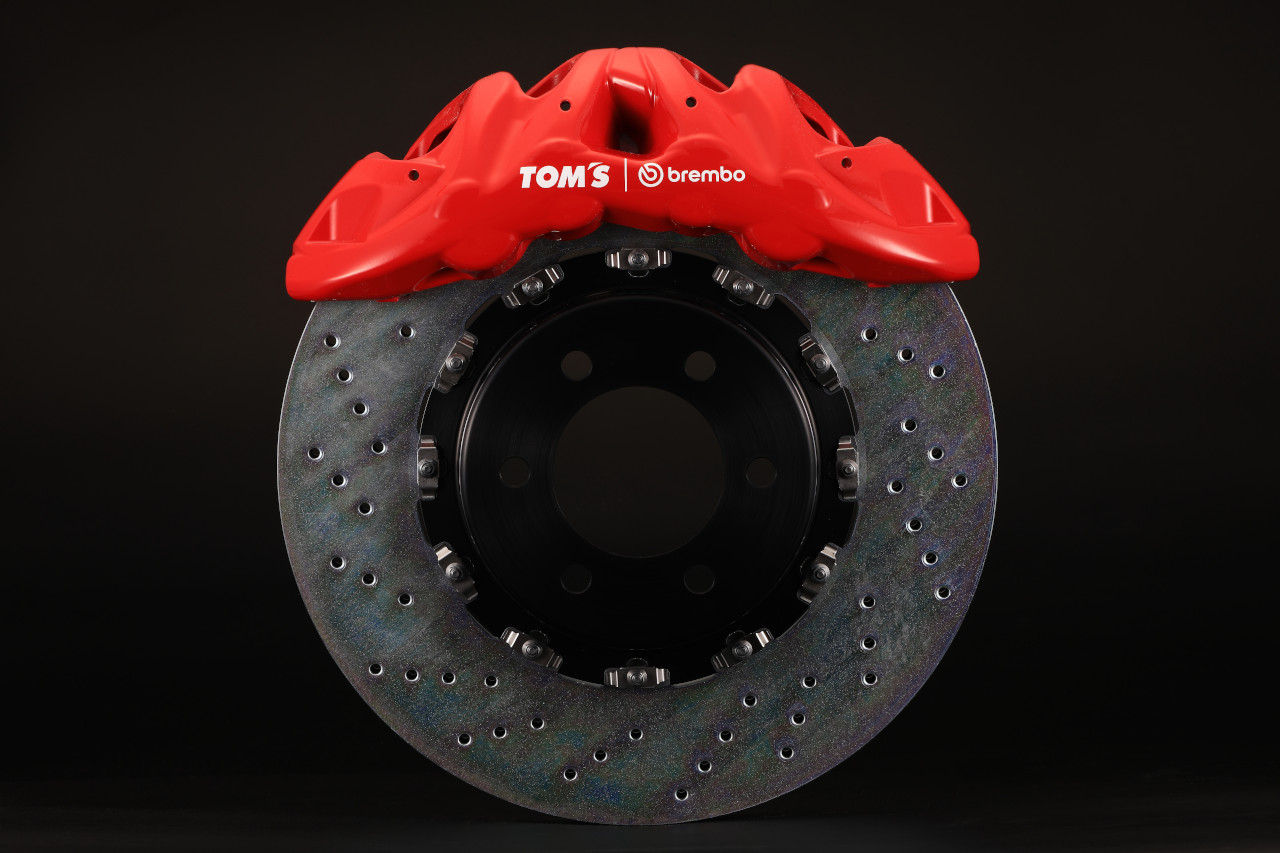 トムスから大型SUV向けブレーキキットが発売。ブレンボ製8ポットキャリパーに専用パッドの組み合せ