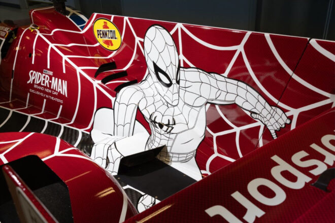BMWとスパイダーマン新作映画がコラボレーション。ロード・アメリカで24号車MハイブリッドV8が特別カラーに