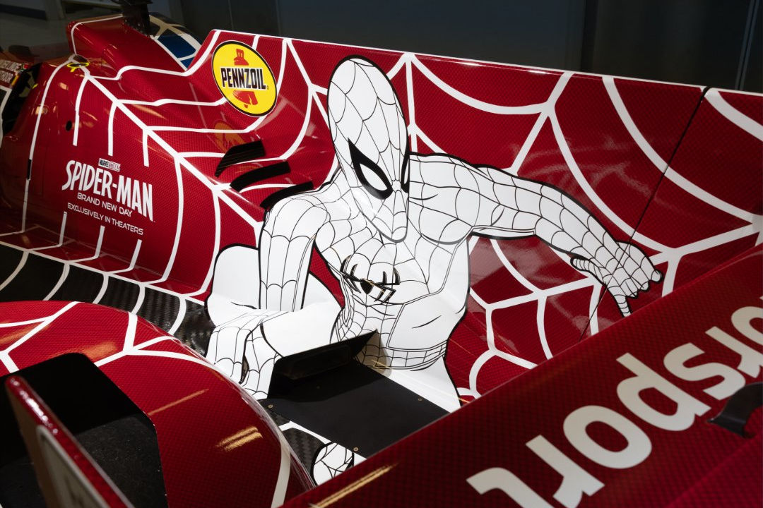 BMWとスパイダーマン新作映画がコラボレーション。ロード・アメリカで24号車MハイブリッドV8が特別カラーに