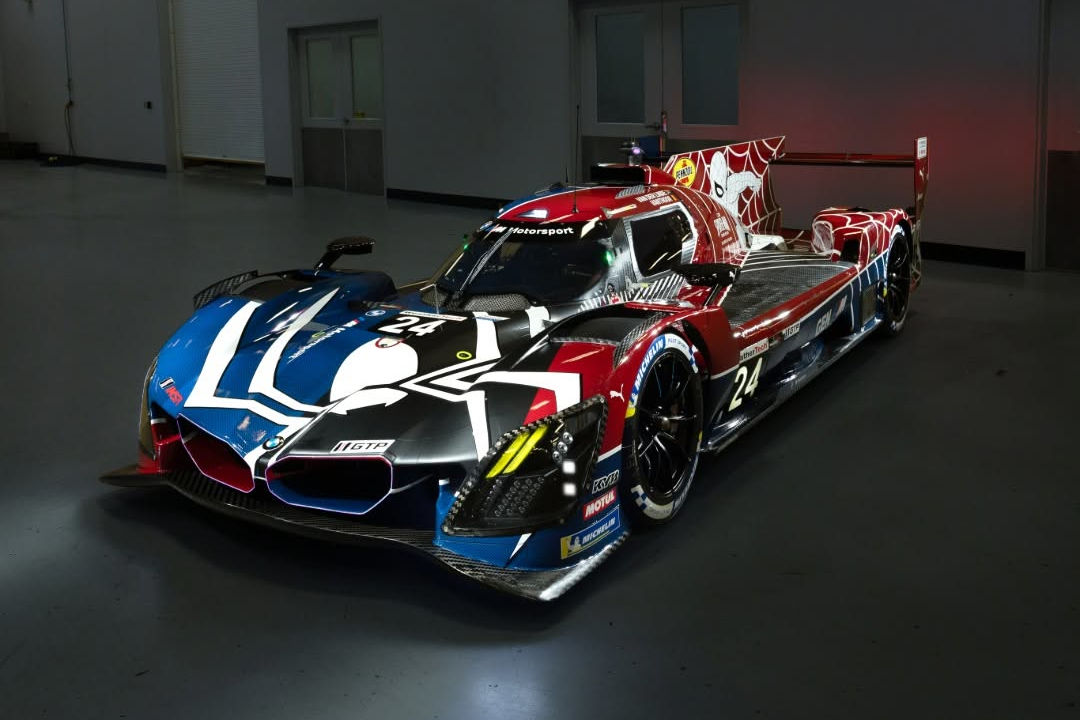 BMWとスパイダーマン新作映画がコラボレーション。ロード・アメリカで24号車MハイブリッドV8が特別カラーに