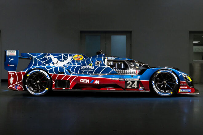 BMWとスパイダーマン新作映画がコラボレーション。ロード・アメリカで24号車MハイブリッドV8が特別カラーに