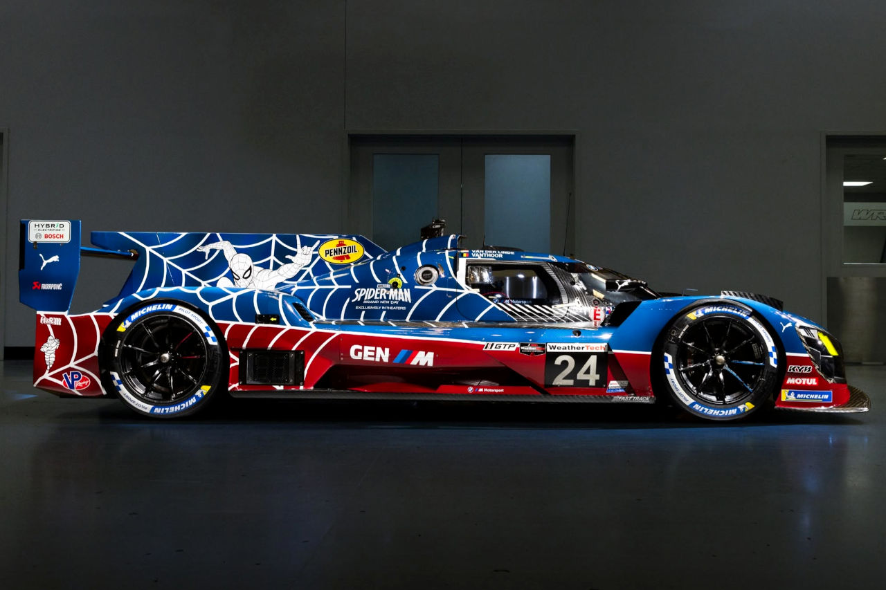 BMWとスパイダーマン新作映画がコラボレーション。ロード・アメリカで24号車MハイブリッドV8が特別カラーに