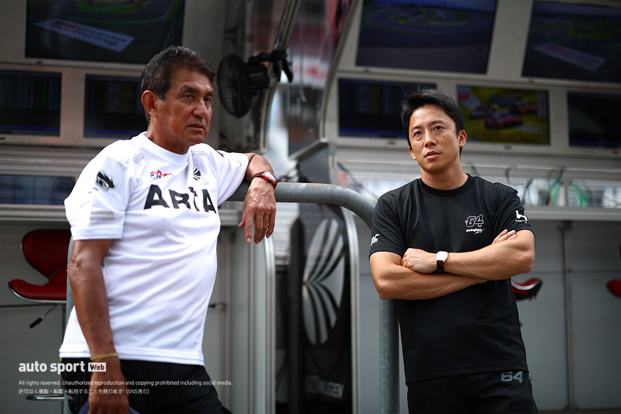鈴木亜久里監督（＃8 ARTA MUGEN HRC PRELUDE-GT）と伊沢拓也監督（Modulo HRC PRELUDE-GT）