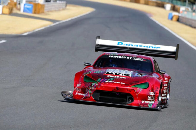 HKS、筑波サーキットで49秒台を記録したタイムアタック車両『TRB-03』をNEOPASA駿河湾沼津で特別展示。9月末まで