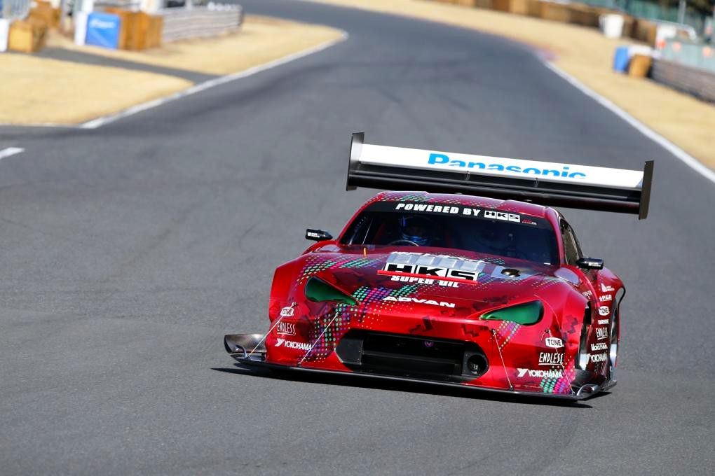 HKS、筑波サーキットで49秒台を記録したタイムアタック車両『TRB-03』をNEOPASA駿河湾沼津で特別展示。9月末まで