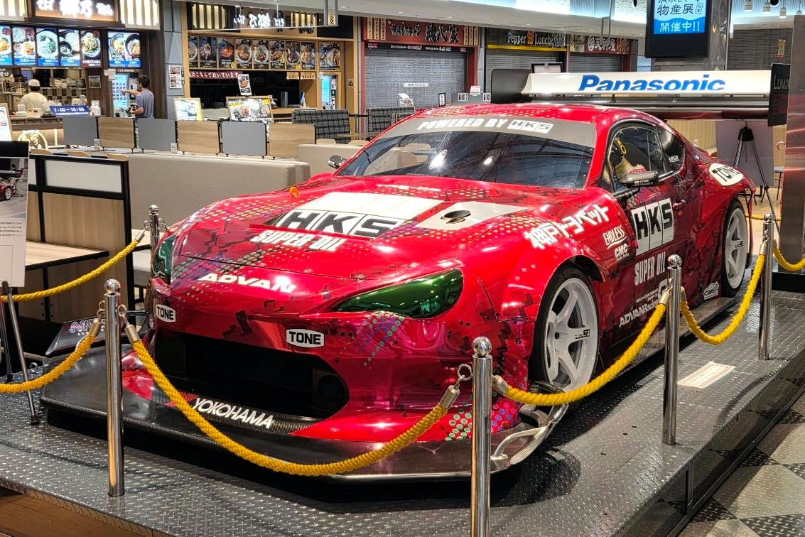 HKS、筑波サーキットで49秒台を記録したタイムアタック車両『TRB-03』をサービスエリアで特別展示。9月末まで