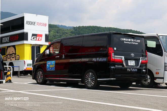スーパーGTと自動車会議所が第4戦富士のパドックで水素による給電実験を実施。トラックを活用し水素燃料を増量