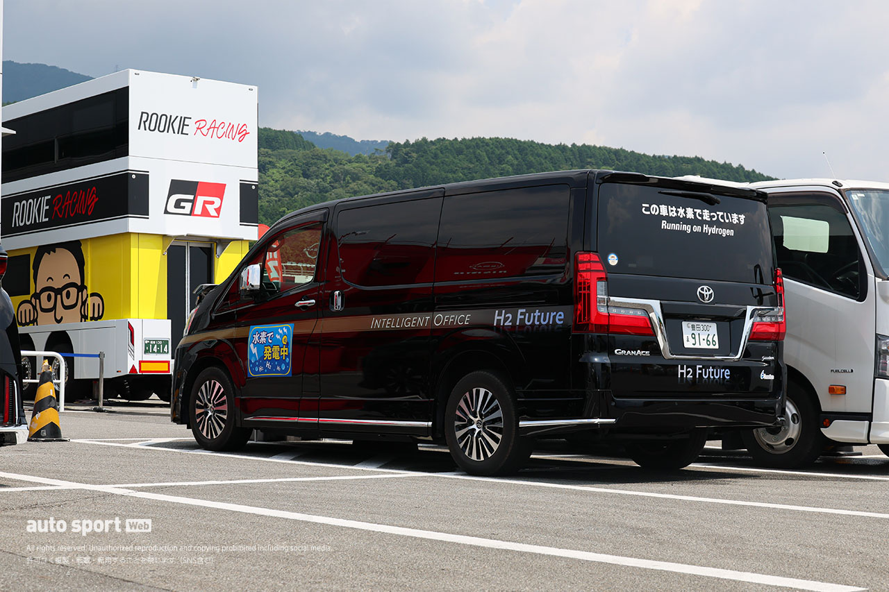 スーパーGTと自動車会議所が第4戦富士のパドックで水素による給電実験を実施。トラックを活用し水素燃料を増量