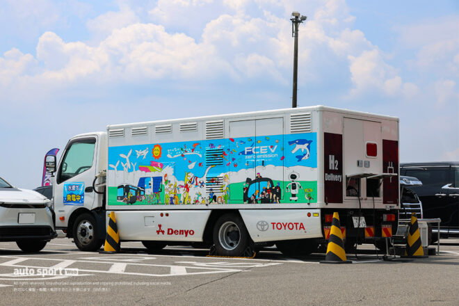 スーパーGTと自動車会議所が第4戦富士のパドックで水素による給電実験を実施。トラックを活用し水素燃料を増量