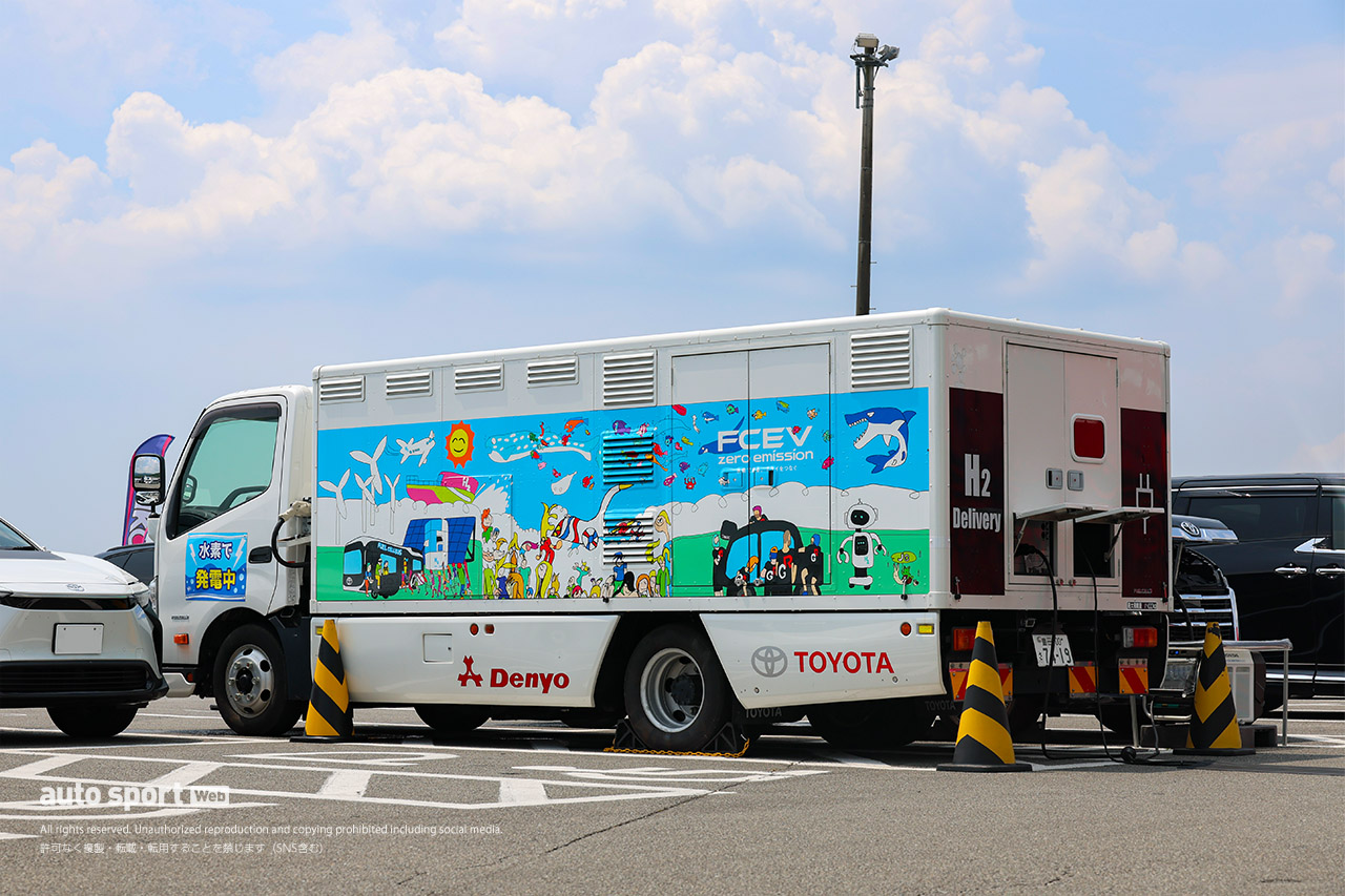 スーパーGTと自動車会議所が第4戦富士のパドックで水素による給電実験を実施。トラックを活用し水素燃料を増量