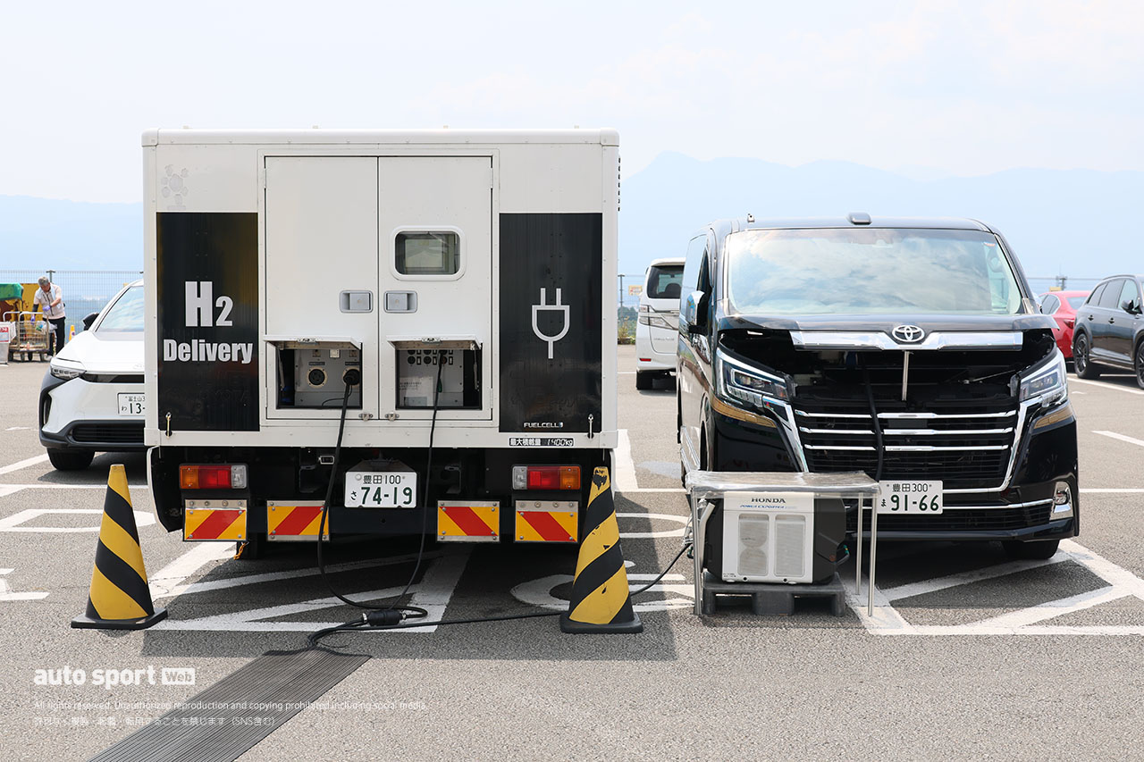 スーパーGTと自動車会議所が第4戦富士のパドックで水素による給電実験を実施。トラックを活用し水素燃料を増量
