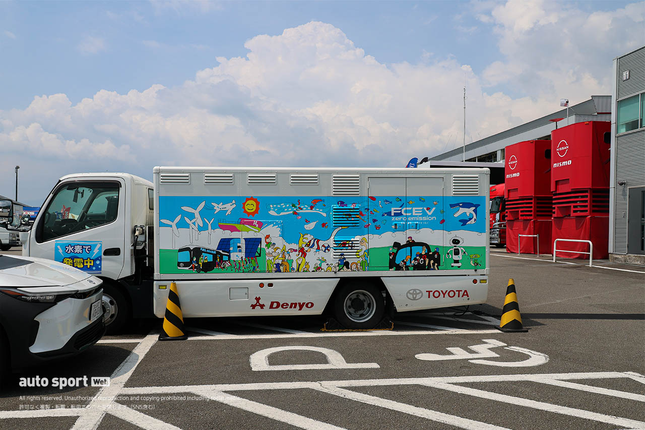 スーパーGTと自動車会議所が第4戦富士のパドックで水素による給電実験を実施。トラックを活用し水素燃料を増量