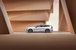 ボルボ、象徴的エステート『V60』に新たなエントリーモデルを導入。同時に2種類の特別仕様車も設定