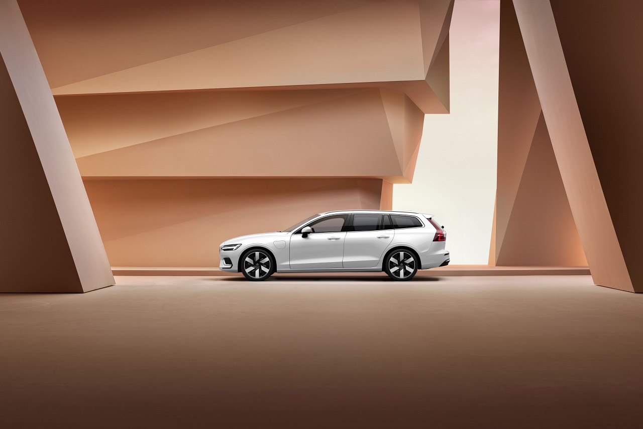 ボルボ、象徴的エステート『V60』に新たなエントリーモデルを導入。同時に2種類の特別仕様車も設定