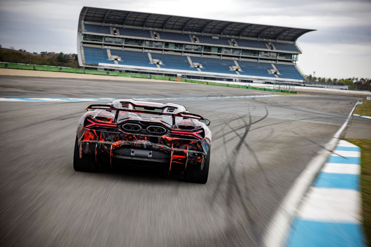 未発表のランボルギーニ最新モデル『レヴエルトSV』がホッケンハイムでラップレコードを樹立
