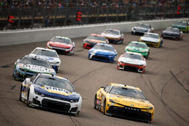 タイヤ“2本交換”戦略が大成功。ギブスが先輩ベルを最終盤で降しキャリア通算2勝目／NASCAR第23戦