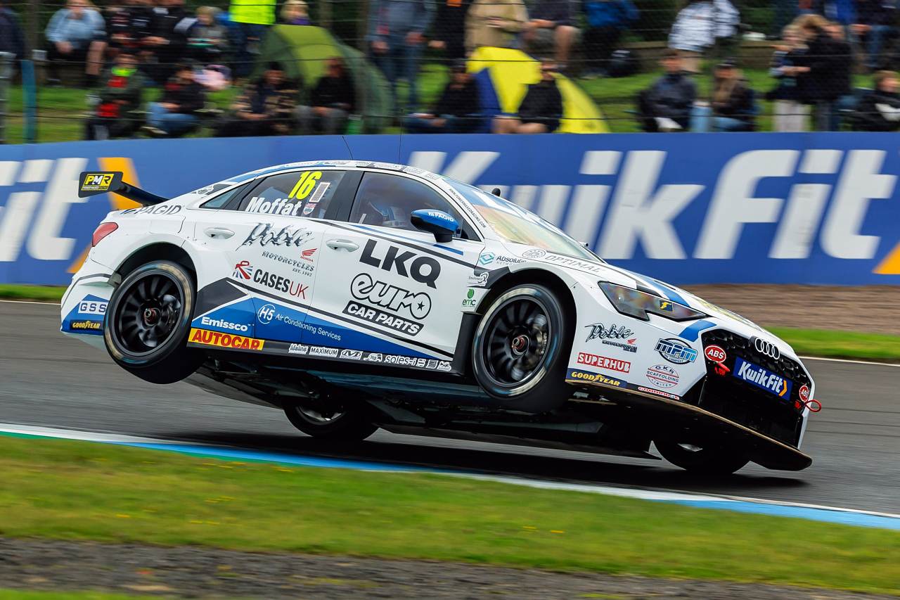 メルセデスAMGの新型A35サルーンが初優勝。元世界戦経験者チルトンもひさびさの勝利／BTCC第6戦