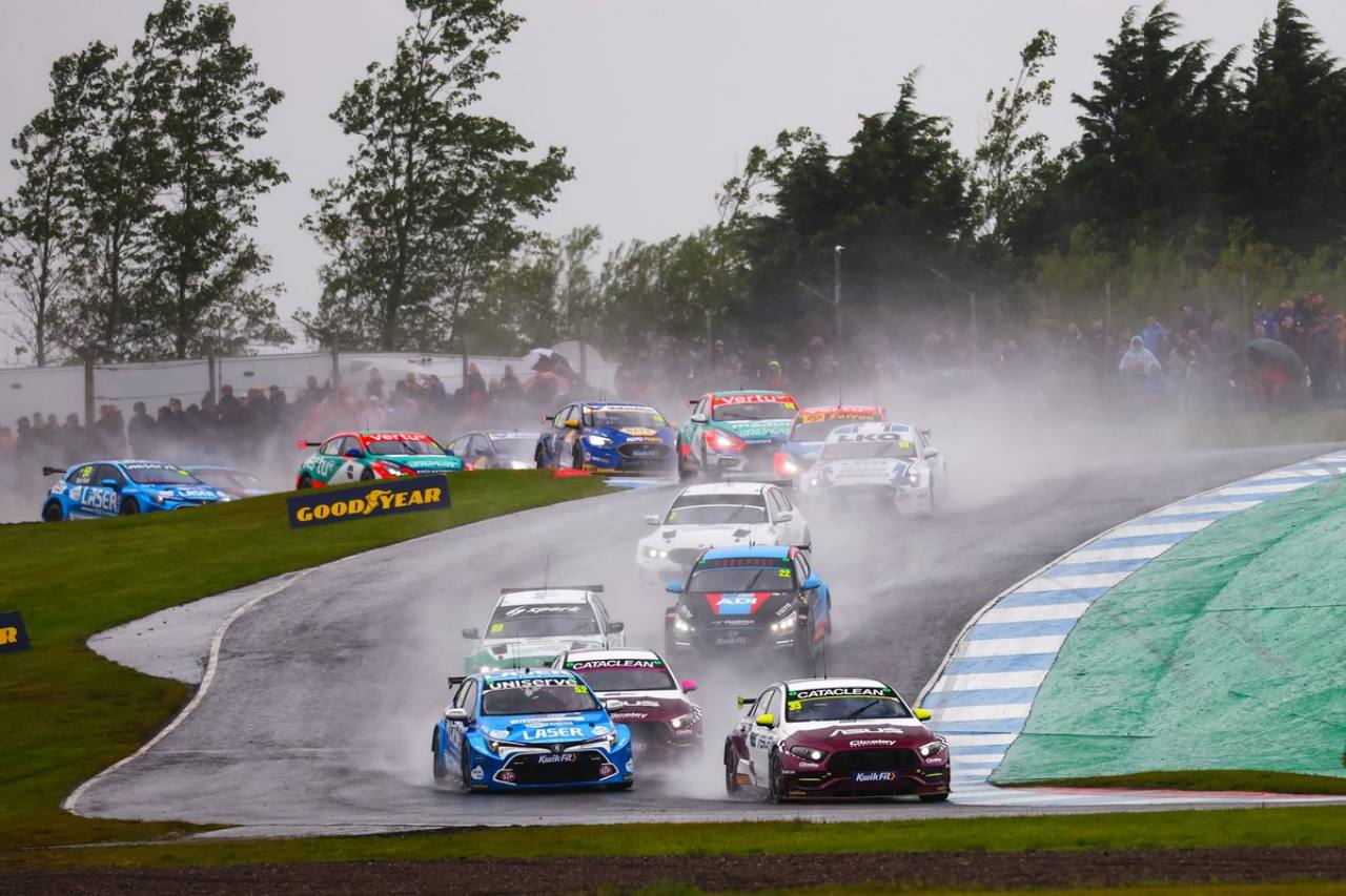メルセデスAMGの新型A35サルーンが初優勝。元世界戦経験者チルトンもひさびさの勝利／BTCC第6戦