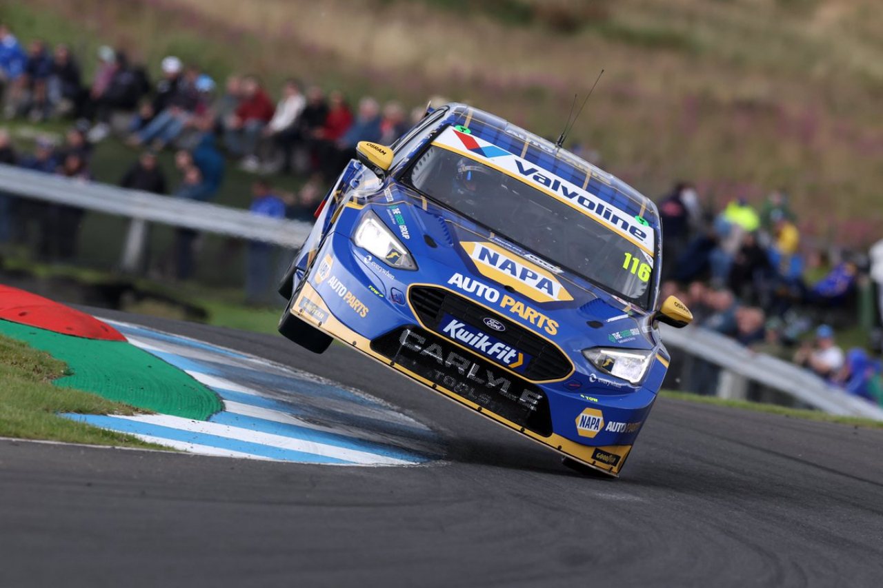メルセデスAMGの新型A35サルーンが初優勝。元世界戦経験者チルトンもひさびさの勝利／BTCC第6戦