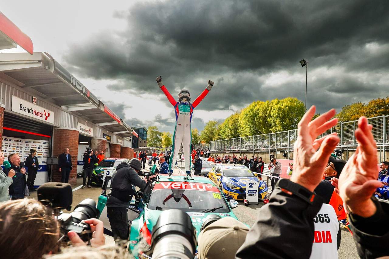 メルセデスAMGの新型A35サルーンが初優勝。元世界戦経験者チルトンもひさびさの勝利／BTCC第6戦